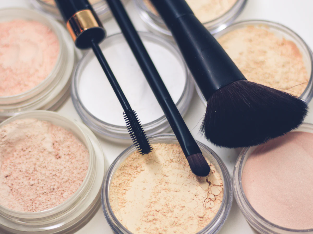 Loose setting powders with brushes