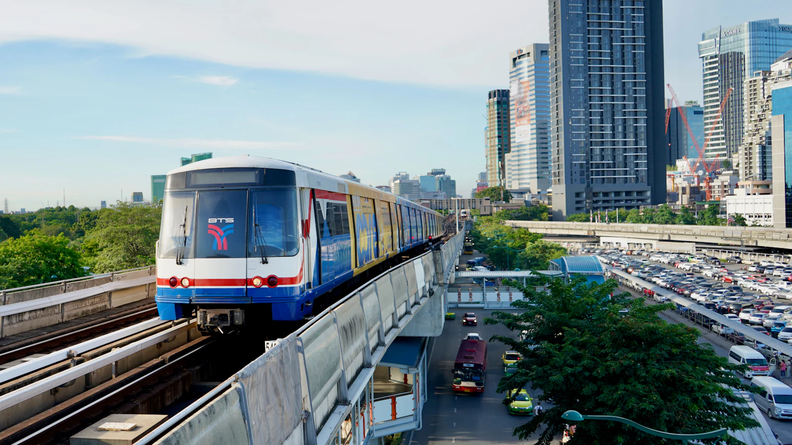 A BTS Skytrain running above Bangkok traffic